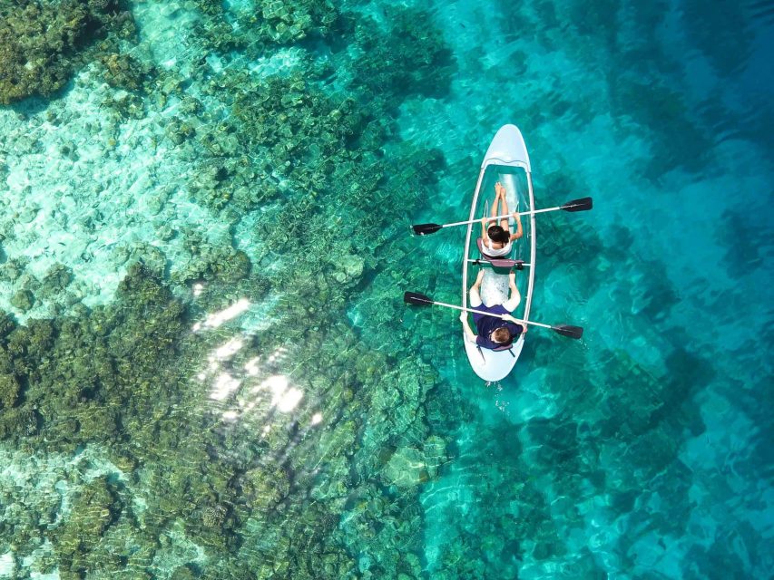 voyager en couple après 50 ans dans un kayak à fond transparent sur un lagon